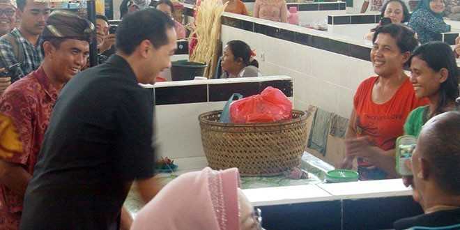 Muhammad Lutfi saat berdialog dengan salah seorang pedagang di pasar Nyanggelan (foto: sandrowangak)