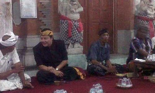 Nyoman Dhamantra, (Baju Hitam) saat Simakrama di banjar Serongga, Gianyar (foto: ng.karyadi)