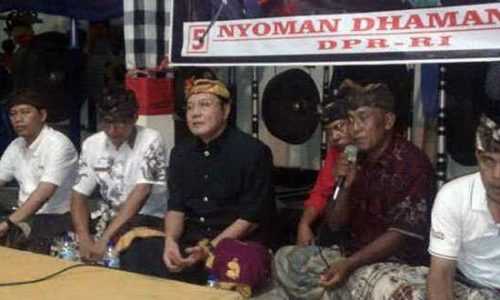 Nyoman Dhamantra (baju hitam) saat melakukan simakrama dengan masyarakat (foto: doc.dmc)
