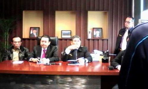 Otto Hasibuan, Ketua DPN PERADI saat memberikan konferensi Pers kepada wartawan di Sekretarian Peradi Jakarta Barat (ist)