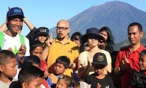 Pande Putu setiawan bersama Andy Noya saat syuting KickAndy Heroes 2014, bersama anak alam (foto: doc.putusetiawan)
