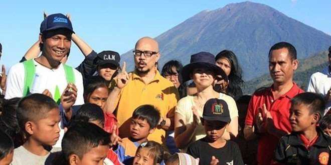 Pande Putu setiawan bersama Andy Noya saat syuting KickAndy Heroes 2014, bersama anak alam (foto: doc.putusetiawan)