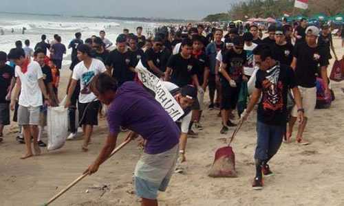 Para relawan sampah saat membersihkan pantai Kuta, (foto sandrowangak)