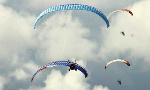 Peserta Aerosport sedang menerbangkan paralayang di atas pantai Padma Kuta (foto: adit)