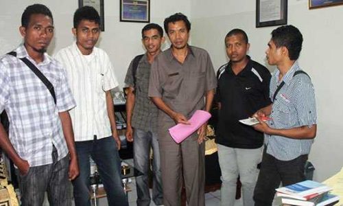 Plt. Kepala Ombudsman RI Perwakilan NTT-NTB Darius Beda Daton, S.H (berseragam abu-abu) pose bersama perwakilan KODA Nusa Bunga usai dialog di ruang kerjanya (foto: ist)