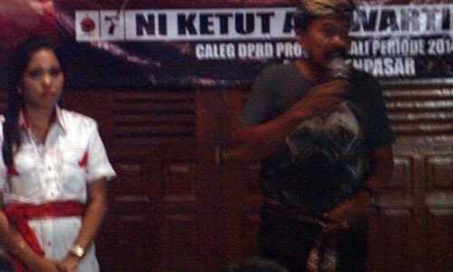 Putu Wiyarta menggunakan udeng saat memberikan dukungan kepada Ni Ketut Ari Wartini (foto: sandrowangak)