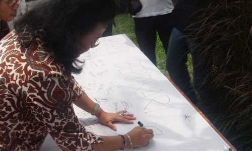 Ratu Hemas saat membubuhkan tandatangan sebagai bentuk dukungan terhadap politisi perempuan di Bali (foto: sandrowangak)