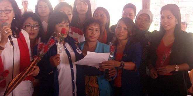 Santy Sastra (Paling Kiri) bersama caleg perempuan Bali membacakan Deklarasi Berdikari (foto: sandrowangak)