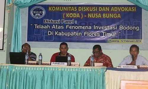 dari kiri ke kanan : para panelis Lasarus Jehamat, Kasmirus Kopong, Thomas Ola dan Moderator Eman Anthoni Muli (foto: ist)
