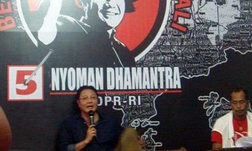 Nyoman Dhamantra sedang memberikan penjelasan tentang UU Desa (foto: sandrowangak)