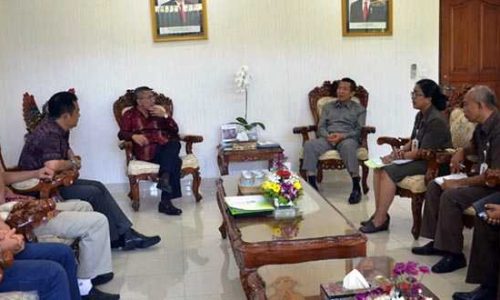 Achmad Jazidie,M.Eng saat audensi dengan Gubernur Bali Made Mangku Pastika, didampingi beberapa pejabat Pemprov Bali (Foto: kresia)