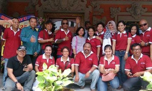 Alumni SMPN 3 Denpasar foto bersama (habib)