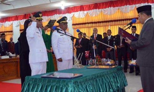 Amon Djobo dan Imran Duru saat dilantik oleh Gubernur NTT, Frans Leburaya (Foto: iwankamaleng)