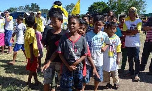 Anak-anak terlibat kampanye Partai Golkar di Kabupaten Karangasem-Bali (Foto: kresia)