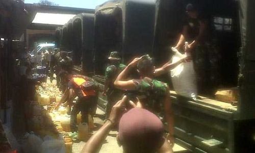 Anggota TNI di Perbatasan RI sedang mengemankan BBM Ilegal yang disita (foto: felixali)