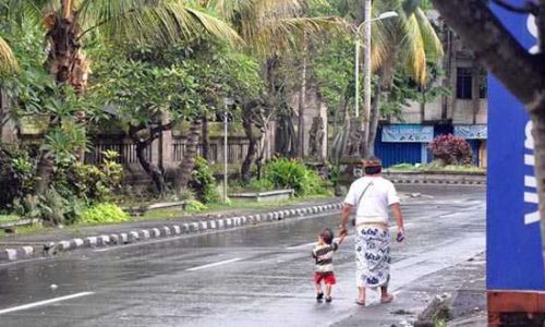 Bali benar-benar sepi. Terlihat seorang Pecalang bersama anaknya menyusuri jalan sepi di kawasan Jalan Thamrin Denpasar, saat Nyepi 2013 lalu. (Foto: sandrowangak)