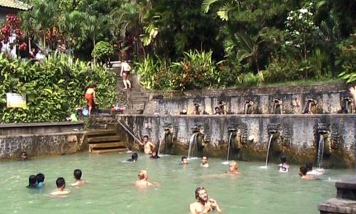 Beberapa Pengunujung sedang menikmati segarnya Air Panas Banjar (Foto : ninyomansunuasih)