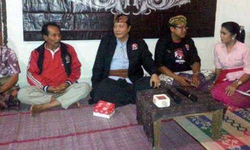 Dari kanan ke kiri, Ketut Ari Wartini, Made Muhl Sartana, Nyoman Dhamantra dan Pengelingsir Jero Meduri, saat simakrama di Banjar Lebah, Sumerta Kaja, Dentim, Denpasar (Foto : ng.karyadi)