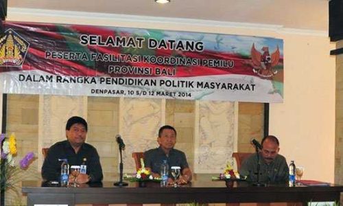 Gubernur Bali, Made Mangku Pastika (tengah) saat membuka kegiatan Fasilitasi Koordinasi Pemilu Provinsi Bali dalam Rangka Pendidikan Politik Masyarakat. (Foto: kresia)