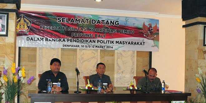 Gubernur Bali, Made Mangku Pastika (tengah) saat membuka kegiatan Fasilitasi Koordinasi Pemilu Provinsi Bali dalam Rangka Pendidikan Politik Masyarakat. (Foto: kresia)
