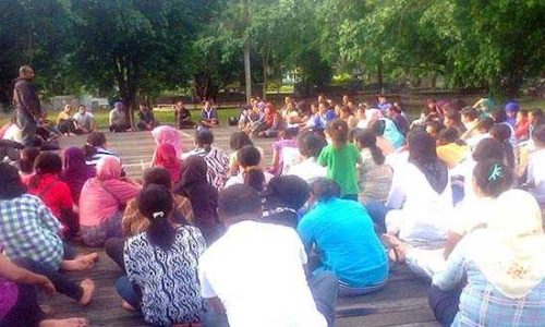 Honorer K2 saat melakukan peretmuan di Taman Perenungan, Kota Ende (Foto: fredsiga)