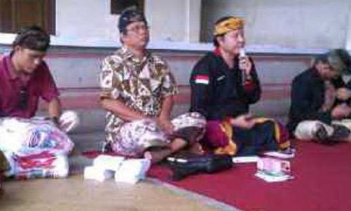 Nyoman Dhamantra saat bertatap muka dengtan warga di Karangasem (ng.karyadi)