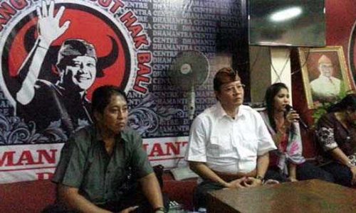 Nyoman Dhamantra (tengah) didampingi Ni Ketut Ari Wartini dan Nyoman Suwarta (Foto: ngkaryadi)