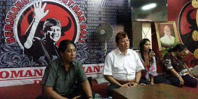 Nyoman Dhamantra (tengah) didampingi Ni Ketut Ari Wartini dan Nyoman Suwarta (Foto: ngkaryadi)