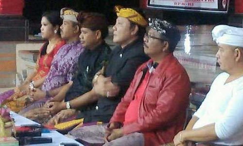 Nyoman Dhamantra, (udeng kuning) saat berada di Puri Gianyar (foto: ngkaryadi)