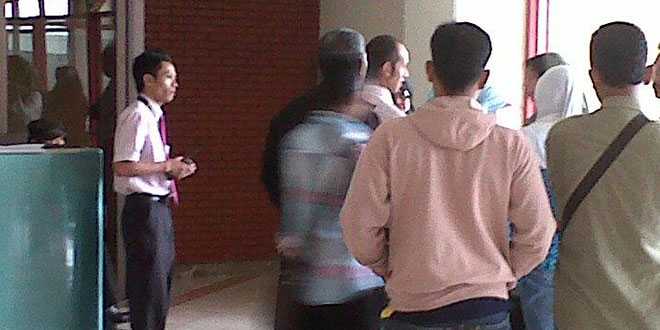 Para calon penumpang mulai naik pitam atas delay tanpa kepastian (foto :windykristhanti)