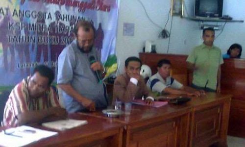 Pater Marianus Sila, SVD (pegang mic) saat memberikan dalam pertemuan dengan nasabah Mitra Tiara, di Kantor Mitra Tiara. (foto: maksimasankian)