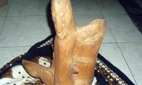 Patung Dari Kayu Cendana (ist)