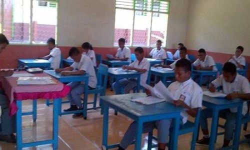 Peserta US di SMK Bina Karya Larantuka sedang mengikuti Ujian Sekolah (Foto: masankian)