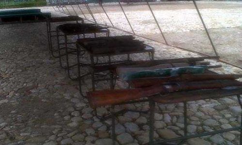 Puluhan senjata rakitan dan buatan Korea yang diserahkan warga kepada Satgas Pamtas Yonif 743/PSY-Atambua (Foto : felix)