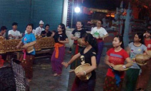 TT Dharma Bakti Mandala, Banjar Petangan Gede, Ubung Kaja sedang berlatih Tarian Caru Sanghyang Jaran (foto: sandrowangak)