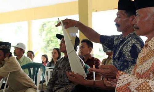 Salah seorang warga sedang menyampaikan aspirasi dalam pertemuan Desa membangun di Desa Wonocepokoayu, Kaki Gunung Semeru (foto: m.nafik)