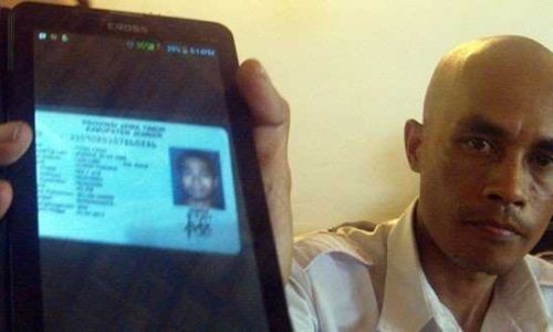 Sekretaris DPD HAMI Bali, Valerian Libert Wangge, menunjukan bukti KTP pelaku pemerkosaan Bule Swedia. Pelaku itu diketahui bernama Abdul Hayi (foto: sandrowangak)