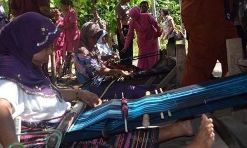 Seorang Ibu sedang menenun saat kunjungan Kapolda NTT, Untung Yoga di Alor (foto: iwankamaleng)