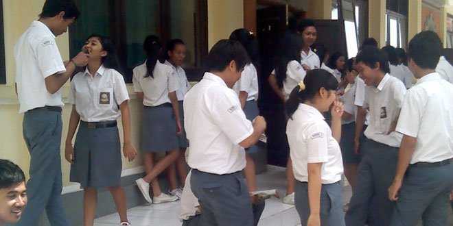 Siswa SMAN 1 Denpasar saat jam istirahat (Foto : habib)