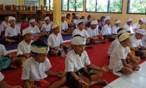 Siswa di Bali bermeditasi sebelum memulai pelajaran (ist)