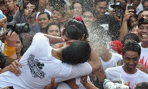 Tradisi Omed-omedan digelar sejak zaman dahulu, di Banjar Kaja sesetan, sehari setelah Nyepi (Foto: sandrowangak)