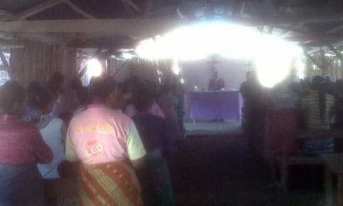 Umat Stasi St. Pius Teun, saat mengikuti misa di gereja yang berdinding bebak (Foto: felixali)