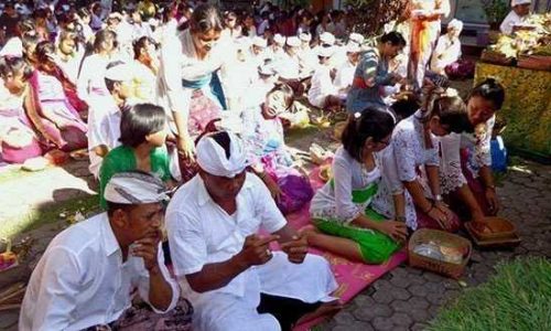Upacara Hari Saraswati di SD 1 Peguyangan (foto: luhdias)