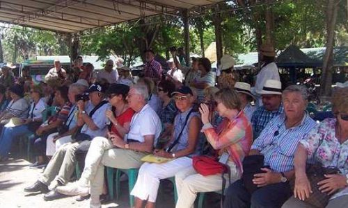 Wisatawan Jerman saat berwisata Half Day Kota Kupang (Foto: saymiliano)