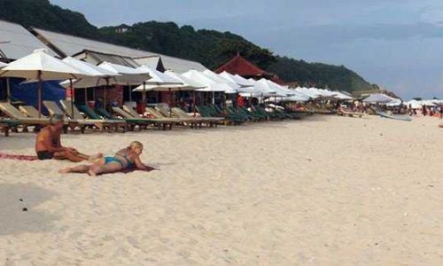 Wisatawan yang sedang berjemur di pantai pandawa (foto: sandrowangak)