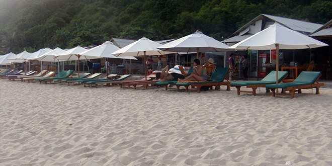 Beberapa Wisatawan yang sedang berjemur di pantai Pandawa.