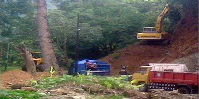 Beberapa alat berat-sedang melakukan pelebaran jalan Ende-Detusoko.