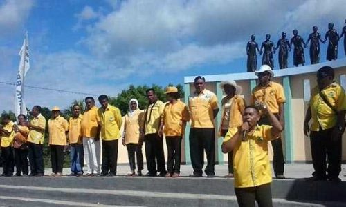 Jurkam dan Caleg Partai Golkar Kabupaten Lembata, saat kampanye di Taman Swalosa, Kota Lewoleba (foto: vinsenkerong)