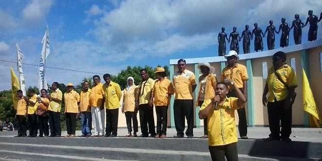 Jurkam dan Caleg Partai Golkar Kabupaten Lembata, saat kampanye di Taman Swalosa, Kota Lewoleba (foto: vinsenkerong)