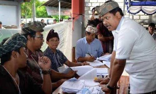 Ketut Sudikerta berbincang dengan petugas KPPS di tempat pencoblosan 9 April 2014 (foto: humaspemprovbali)